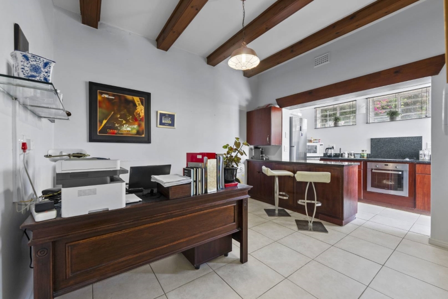 5 Bedroom Property for Sale in Green Point Western Cape